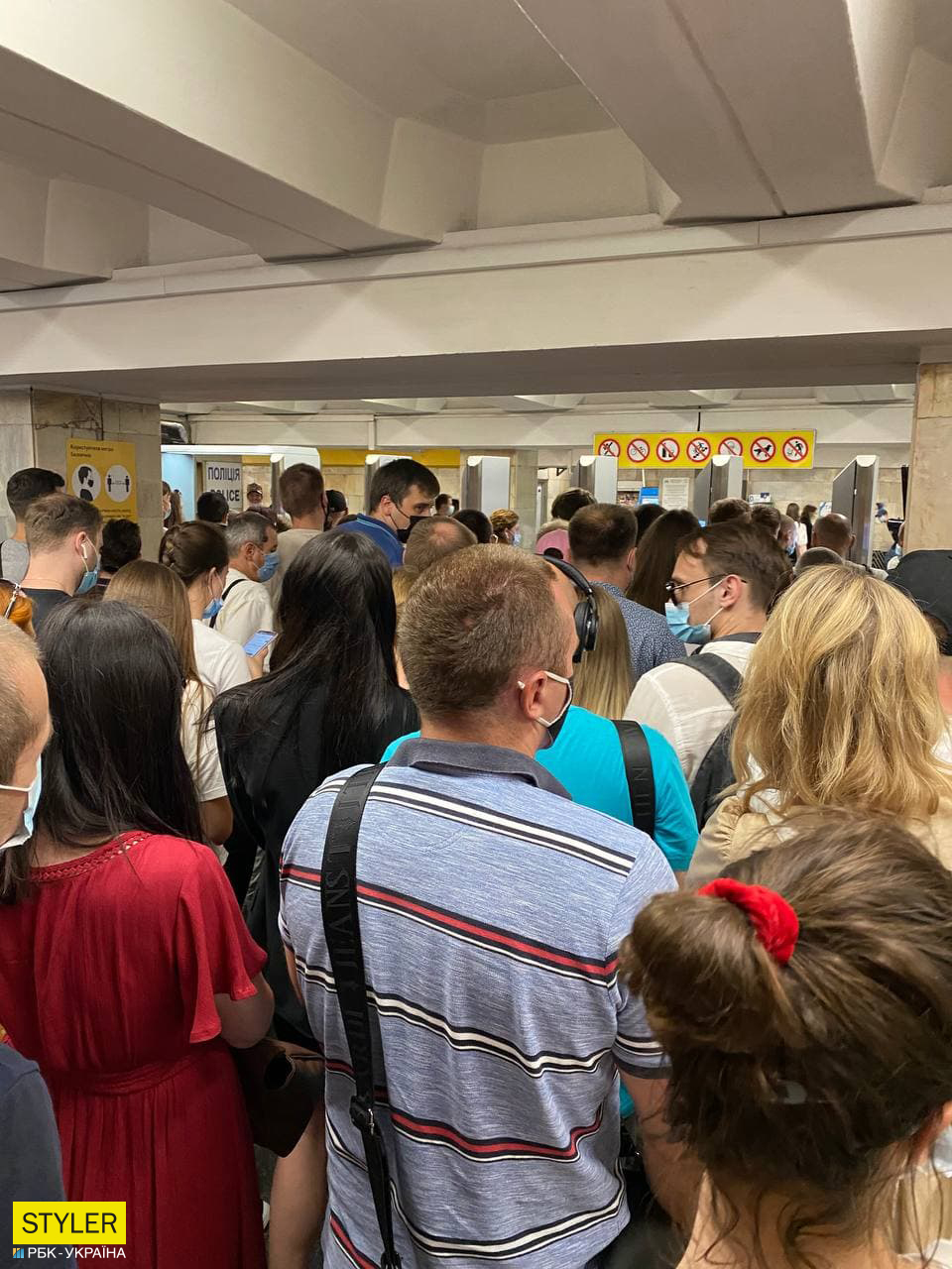 Давка в метро Киева попала на фото